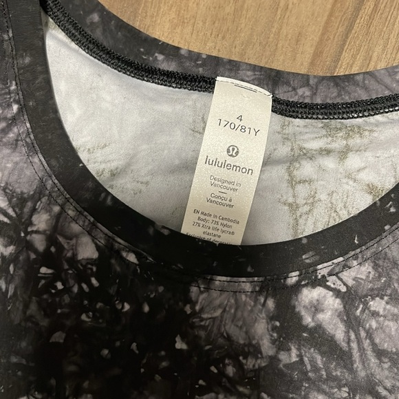 NWOT Lululemon Athletica Black and Gray Graphic High Low T-Shirt - Picture 3 of 5